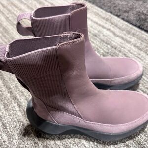 The North Face Women's Slip-On Chelsea boots